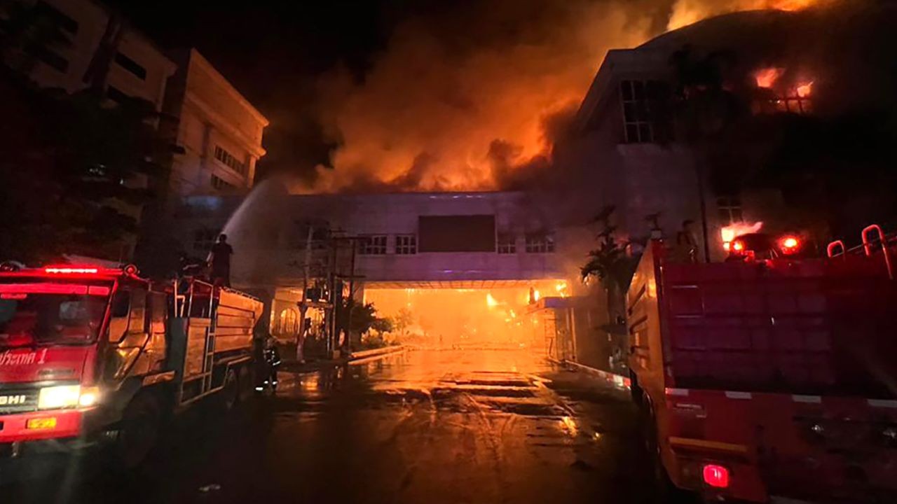 (12.29) Hiện trường vụ hỏa hoạn nghiêm trọng tại sòng bài ở thành phố Poipet, Campuchia tối ngày 28/12. (Nguồn: CNN) 