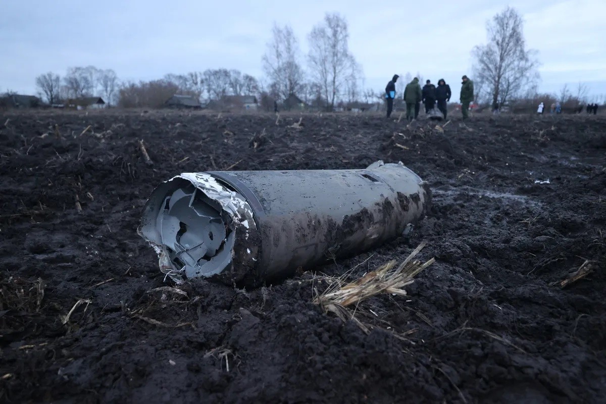(12.30) Một mảnh vỡ được cho là thuộc tên lửa S-300 của Ukraine ở thị trận Harbacha, khu vực Grodno, Belarus ngày 30/12. (Nguồn: BeiTA)