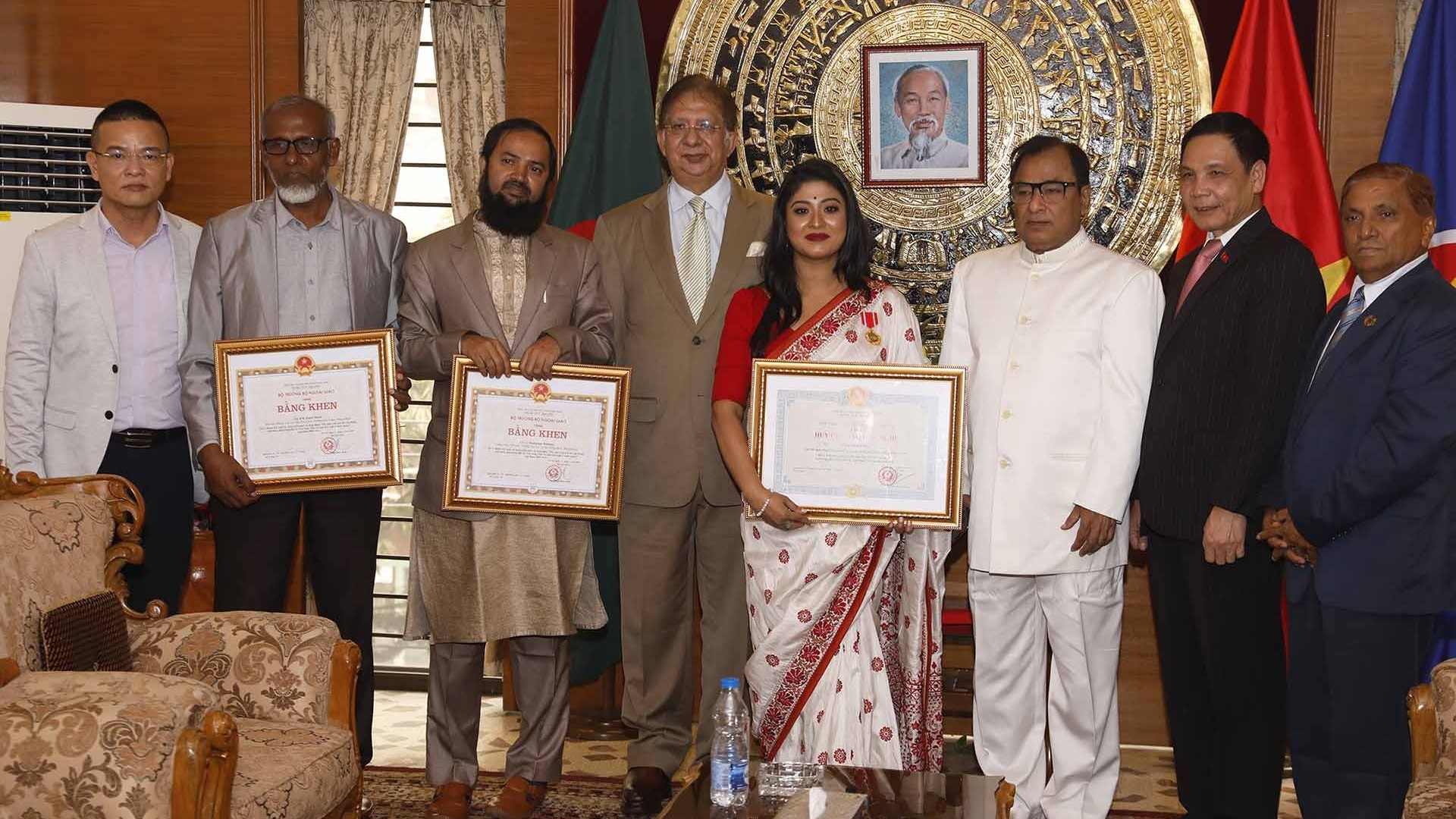 Khen thưởng ba cá nhân Bangladesh đã có đóng góp tích cực cho quan hệ Việt Nam-Bangladesh