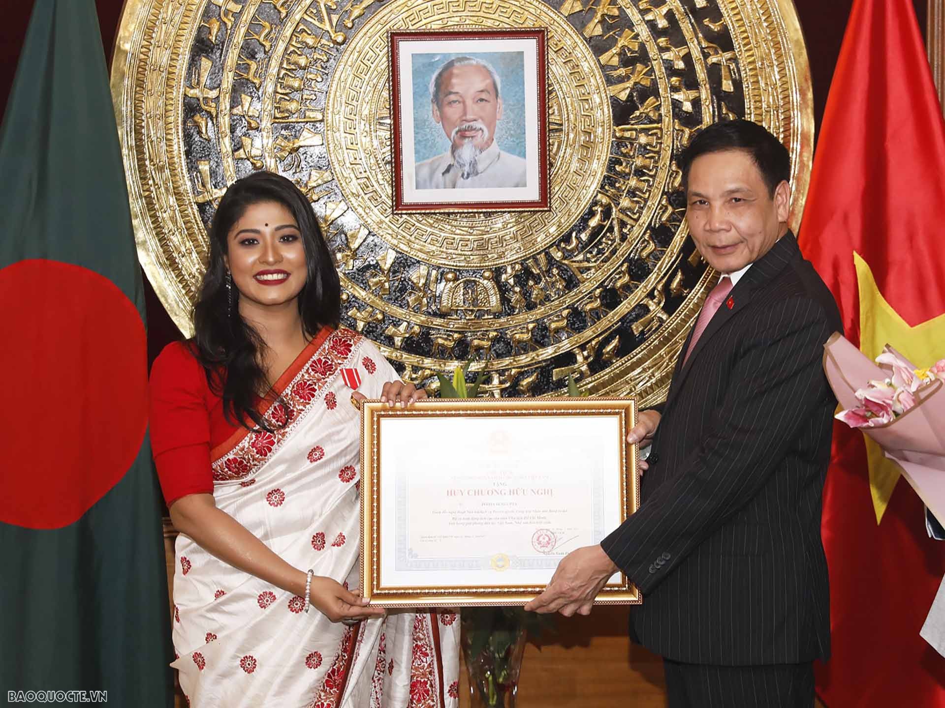 Đại sứ trao Huy chương Hữu nghị tặng cô Pooja Sengupta.