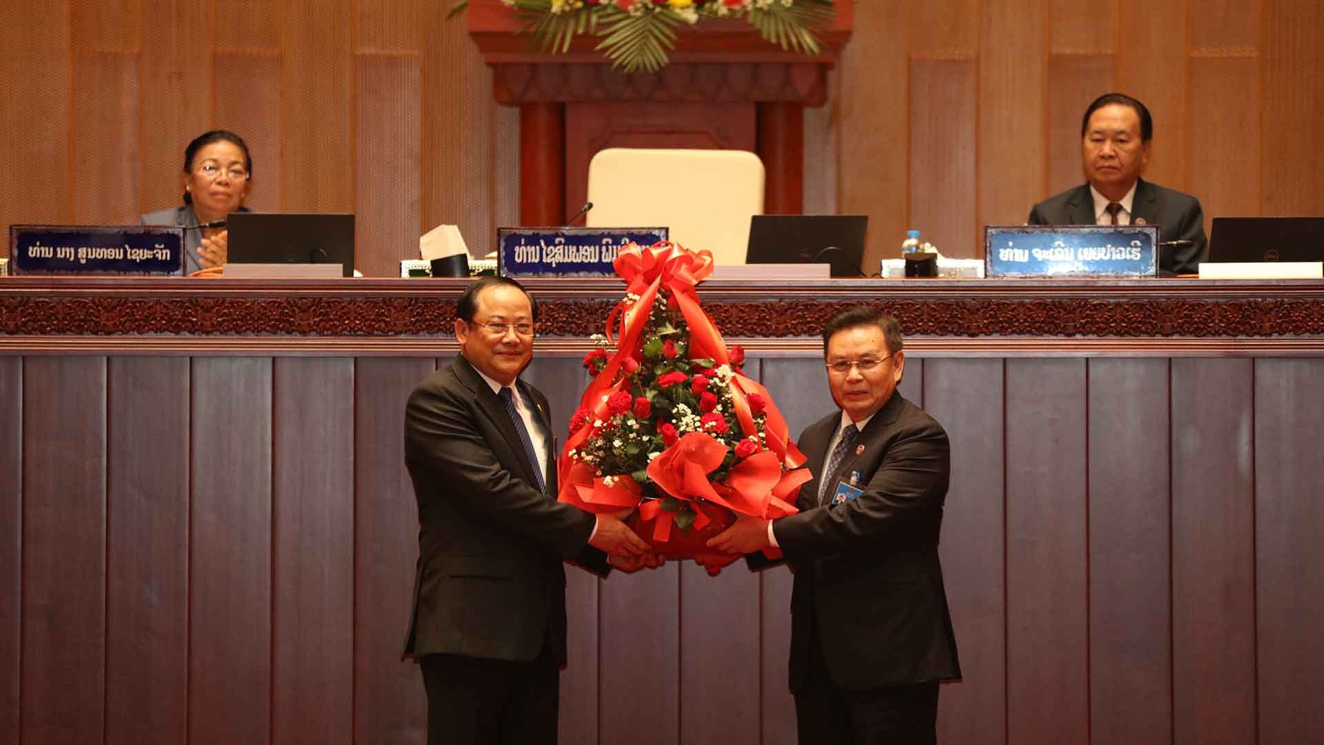Chủ tịch Quốc hội Lào Saysomphone Phomvihane (phải) chúc mừng đồng chí Sonexay Siphandone được bầu làm Thủ tướng Chính phủ Lào. (Nguồn: TTXVN)