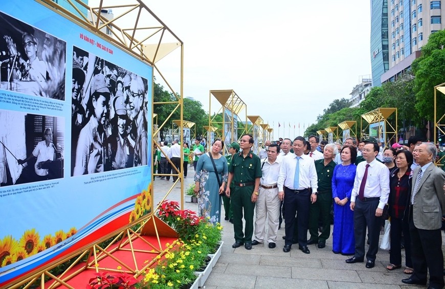 Các đại biểu tham quan triển lãm về đồng chí Võ Văn Kiệt tại phố đi bộ Nguyễn Huệ. 