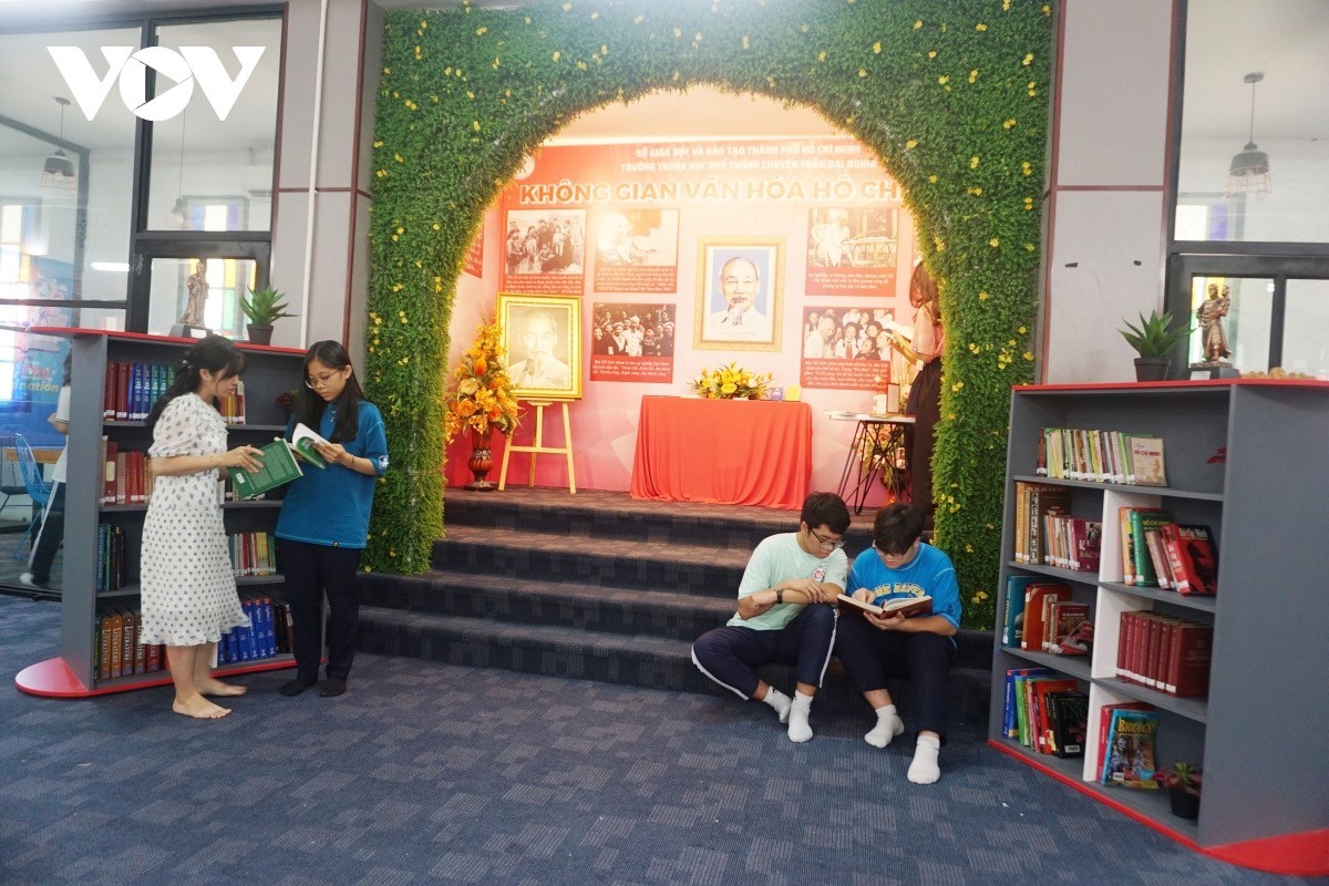 Học sinh đọc sách tại Không gian văn hoá Hồ Chí Minh (Ảnh: Vũ Hường)