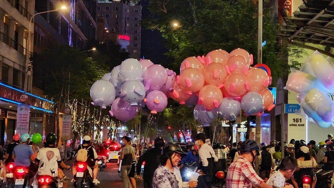Hàng nghìn người dân TP. Hồ Chí Minh ra đường đón chờ năm mới 2023