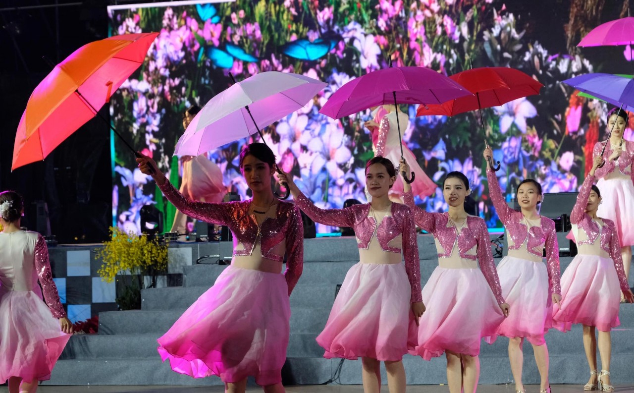 Các nghệ sỹ, diễn viên biểu diễn trong chương trình nghệ thuật tổng kết Festival hoa Đà Lạt lần thứ IX - năm 2022 tối 31/12. Ảnh: Nguyễn Dũng – TTXVN
