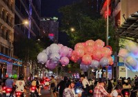 Hàng nghìn người dân TP. Hồ Chí Minh ra đường đón chờ năm mới 2023