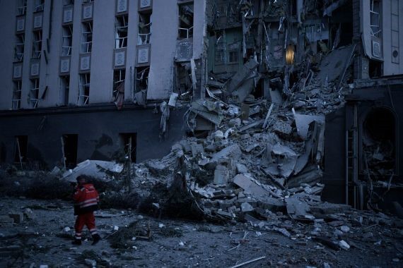 Hiện trường một khách sạn đổ nát sau cuộc tấn công của Nga ở Kiev, Ukraine vào ngày 31/12/2022. (Nguồn: AP)