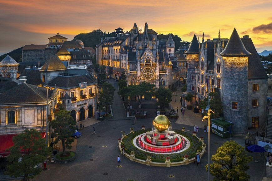 Ba Na Hills Resort sparkles at night. (Photo: VNA)