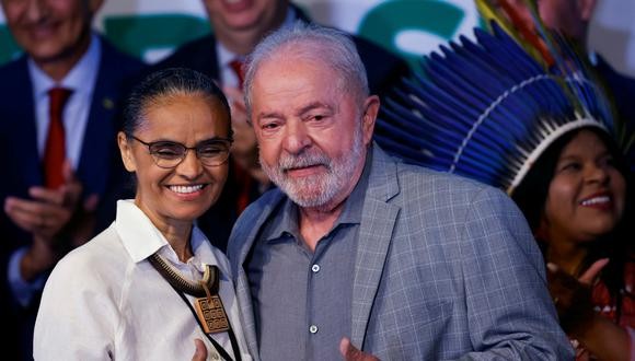 Tổng thống đắc cử Brazil Luiz Inacio Lula da Silva cùng với tân Bộ trưởng Dân tộc bản địa Bộ trưởng Bộ Môi trường Marina Silva ngày 29/12. (Nguồn: AP)