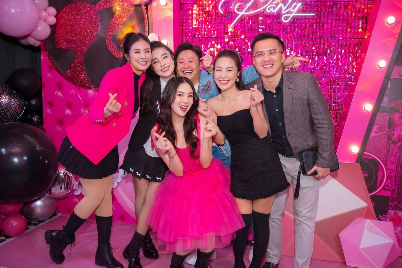 Vợ chồng Hoa hậu Ngọc Hân, MC Quỳnh Hoa và những người bạn chúc mừng sinh nhật Mai Ngọc VTV.
