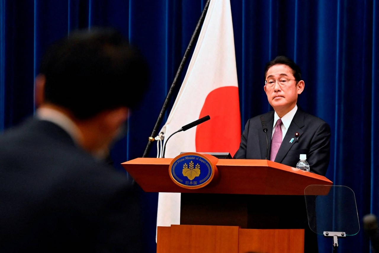 Thủ tướng Nhật Bản Kishida Fumio tham dự cuộc họp báo tại thủ đô Tokyo ngày 16/12. (Nguồn: Reuters)