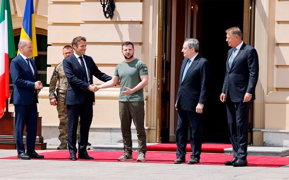Tổng thống Pháp gọi ông Zelensky là 'nhà lãnh đạo quân sự vĩ đại', Ngoại trưởng Hungary nói 'bên ngoài đang không hiểu người châu Âu muốn gì'