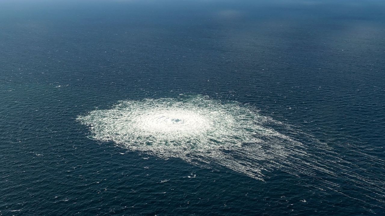 Hình ảnh vụ rò rỉ đường ống dẫn khí đốt Nord Stream ngoài khơi bờ biển đảo Bornholm của Đan Mạch, ngày 27/9. Các quốc gia phương Tây cho rằng, sự cố rò rỉ ở hai đường ống dẫn khí đốt của Nga, Nord Stream 1 và 2, có khả năng là kết quả của hành động phá ho