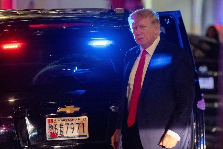 Cựu Tổng thống Mỹ Donald Trump đến Trump Tower, New York, ngày 9/8, một ngày sau khi Cục Điều tra Liên bang Mỹ (FBI) khám xét khu nghỉ dưỡng Mar-a-Lago của ông ở Palm Beach, Florida. FBI thực hiện lệnh khám xét nơi này do có cáo buộc liên quan đến một cuộ