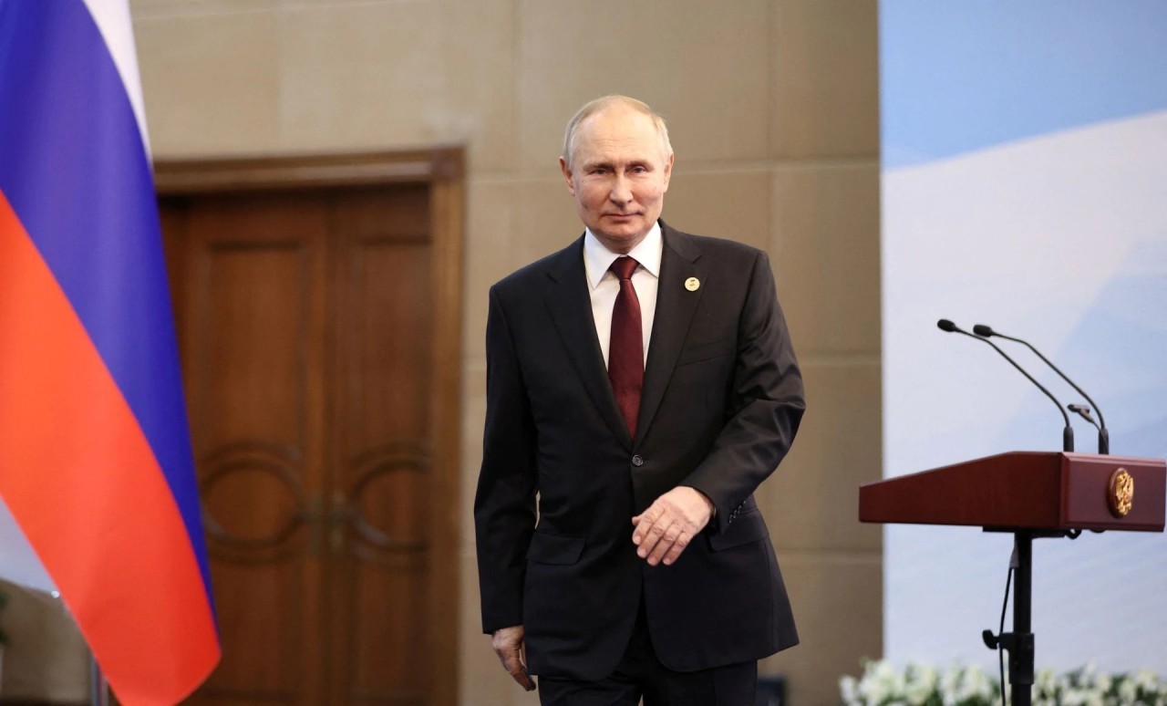 Tổng thống Nga Vladimir Putin tham dự cuộc họp báo sau Hội nghị thượng đỉnh Liên minh kinh tế Á-Âu tại Bishkek, Kyrgyzstan, ngày 9/12. Tại đây, ông Putin cảnh báo Moscow có thể giảm sản lượng dầu để đáp trả việc các nước phương Tây áp mức giá trần 60 USD/