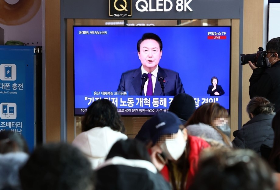 Hàn Quốc hướng tới chiến lược xuất khẩu mới. Hinh ảnh Tổng thống Yoon Suk-yeol đang đọc Thông điệp Năm Mới được truyền hình tại Ga Seoul vào sáng Chủ Nhật. (Nguồn: Yonhap)