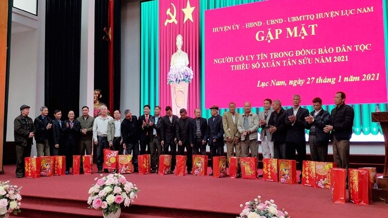 Bac Giang promotes the role of a reputable person among ethnic minorities. Photo is Representatives of the Provincial Committee for Ethnic Minority Affairs, People's Committee of Luc Nam district give gifts to prestigious people among ethnic minorities. (Source: baobacgiang)