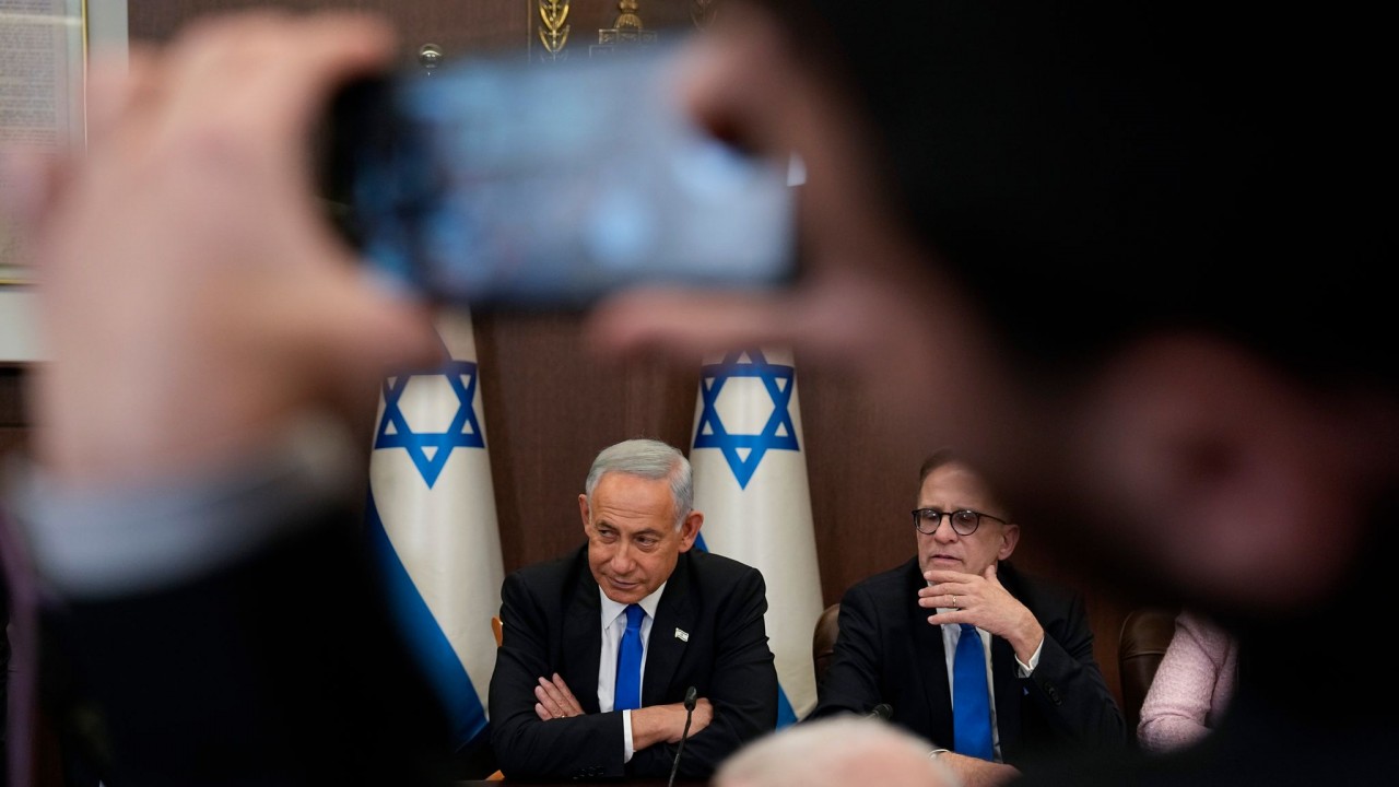 Ông Benjamin Netanyahu tham dự cuộc họp nội các ở Jerusalem sau khi tuyên thệ nhậm chức. (Nguồn: AP)