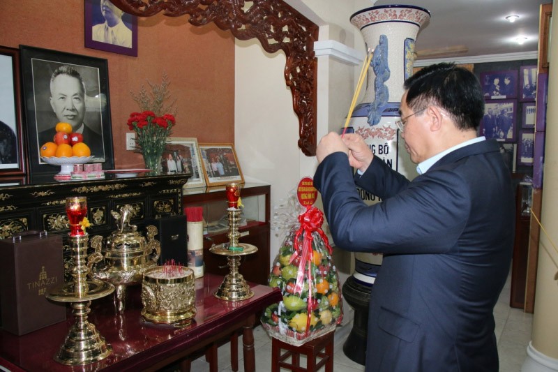 Chủ tịch Quốc hội Vương Đình Huệ thăm, chúc Tết gia đình cố Chủ tịch Quốc hội Nguyễn Hữu Thọ. (Nguồn: daibieunhandan.vn)