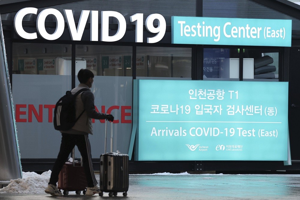 (01.02) Hàn Quốc quy định những người đến từ Trung Quốc cần xét nghiệm âm tính với Covid-19 tại sân bay. (Nguồn: AP)