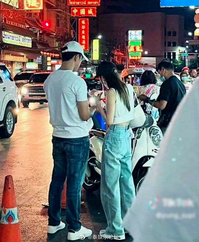 Tháng 12 vừa rồi, Baifern Pimchanok và Nine Naphat bị người hâm mộ bắt gặp hẹn hò giản dị tại một khu chợ đêm ở Thái Lan (Ảnh: TikTok).
