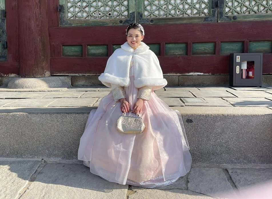 Hoa khôi bóng chuyền Nguyễn Thu Hoài xinh đẹp với áo Hanbok ở Hàn Quốc