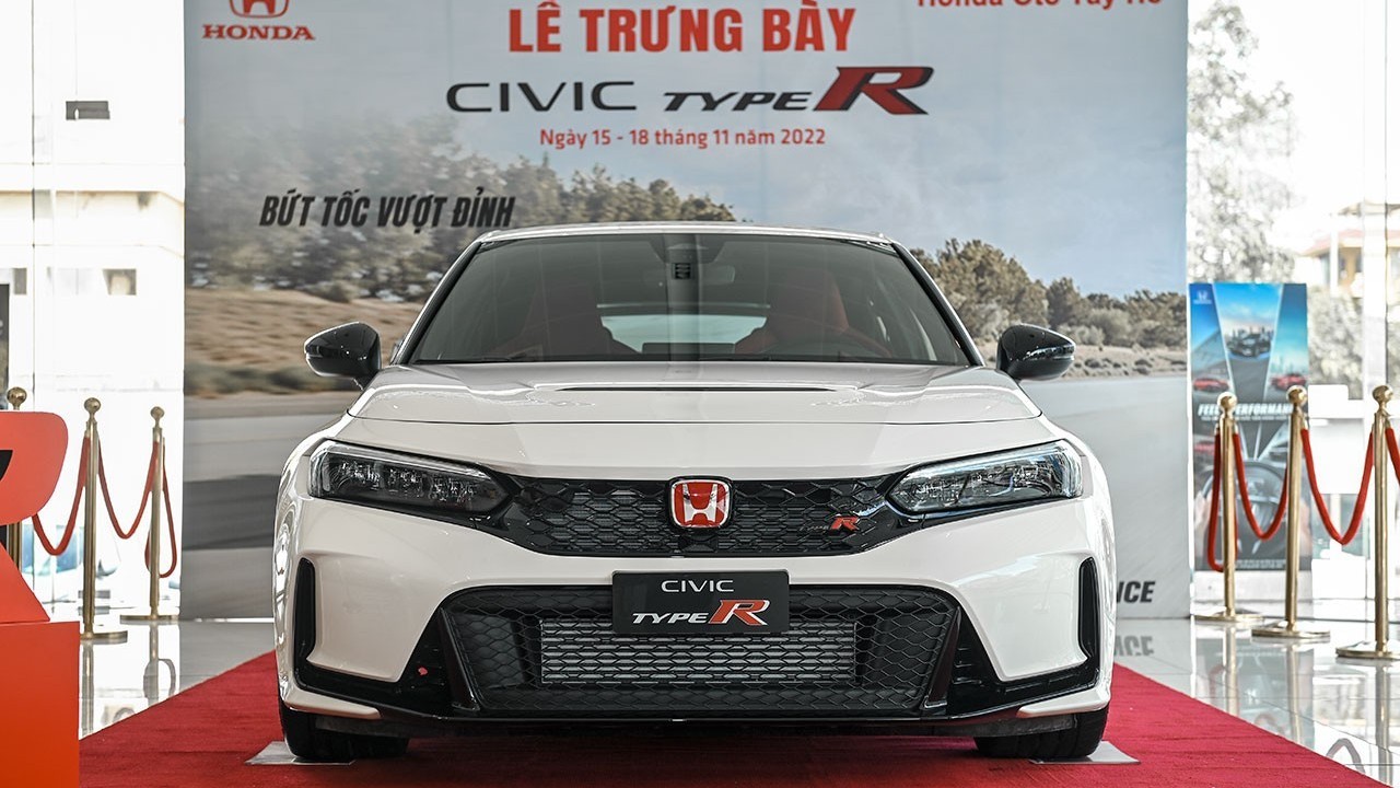 Cận cảnh Honda Civic Type R tại Việt Nam, giá gần 2,4 tỷ đồng