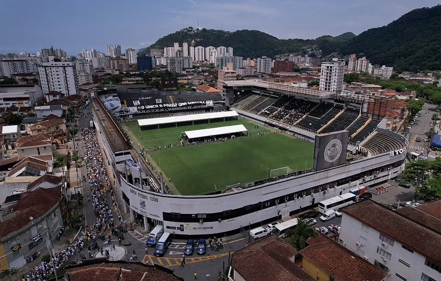 Sân Vila Belmiro bắt đầu mở cửa đón fan vào viếng Pele từ 10h (giờ địa phương). Đây là sân nhà CLB Santos nơi cố huyền thoại Brazil dành phần lớn sự nghiệp và thi đấu chói sáng tại đây.