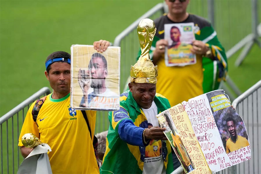 Hình ảnh hàng ngàn cổ động viên vào viếng và tiễn đưa huyền thoại bóng đá Pele