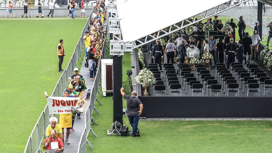 Hình ảnh hàng ngàn cổ động viên vào viếng và tiễn đưa huyền thoại bóng đá Pele
