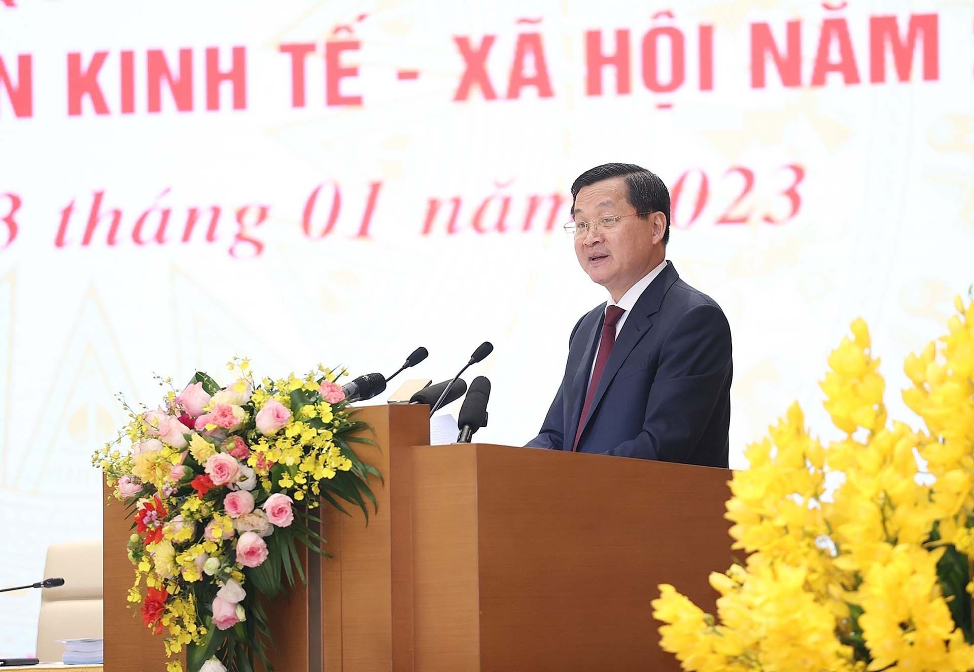 Phó Thủ tướng Lê Minh Khái trình bày Báo cáo triển khai Kế hoạch phát triển kinh tế-xã hội năm 2023. (Nguồn: TTXVN)