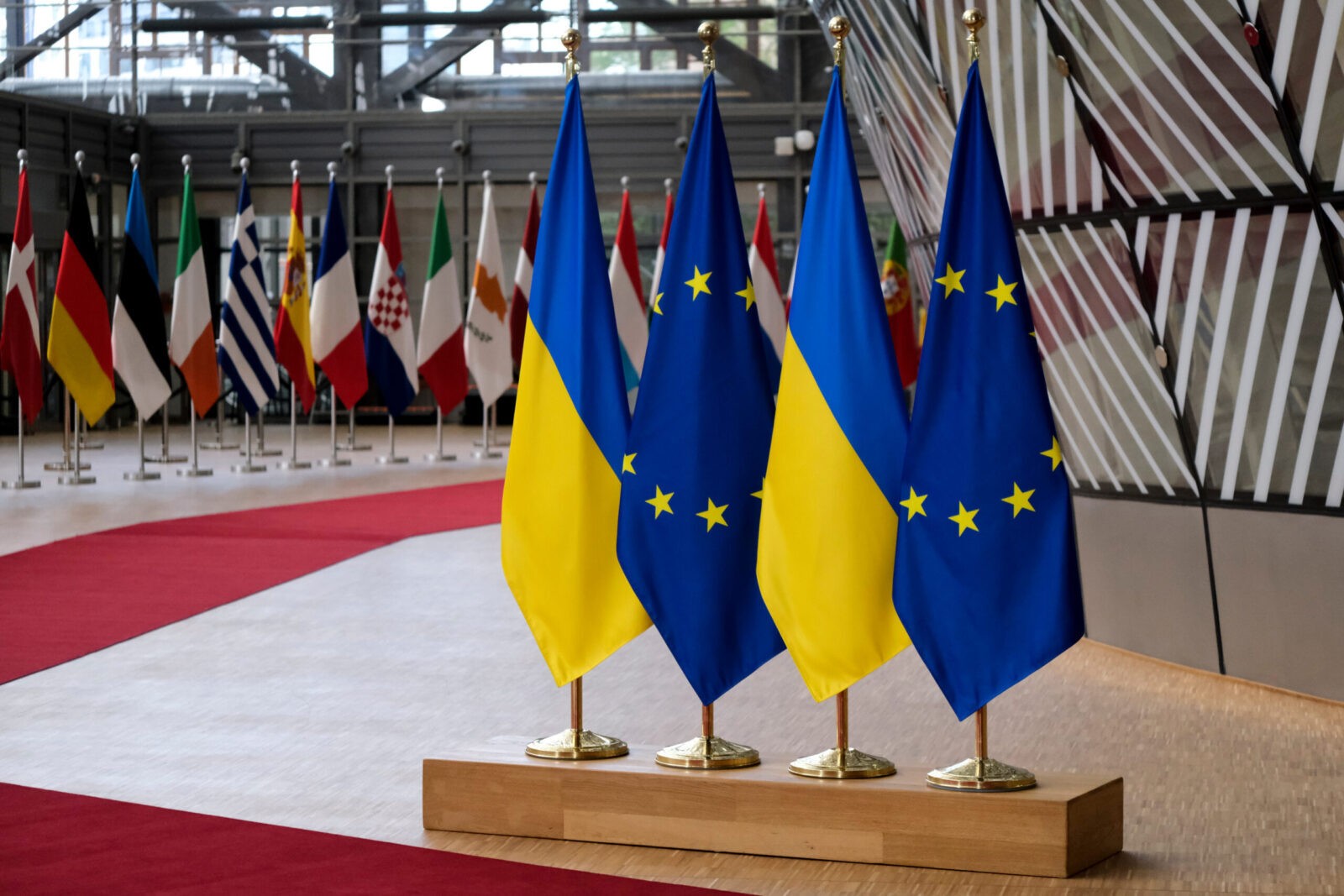 EU-Ukraine ấn định thời gian tổ chức thượng đỉnh, Kiev mong mỏi đợt tiền lớn đổ về. (Nguồn: Shutterstock)