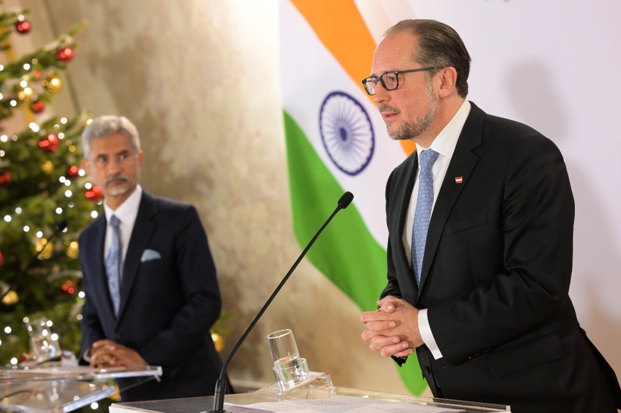 (01.03) Ngoại trưởng Áo Alexander Schallenberg và người đồng cấp Ấn Độ S. Jaishankar kêu gọi chấm dứt xung đột ở Ukraine. (Nguồn: Exxpress)