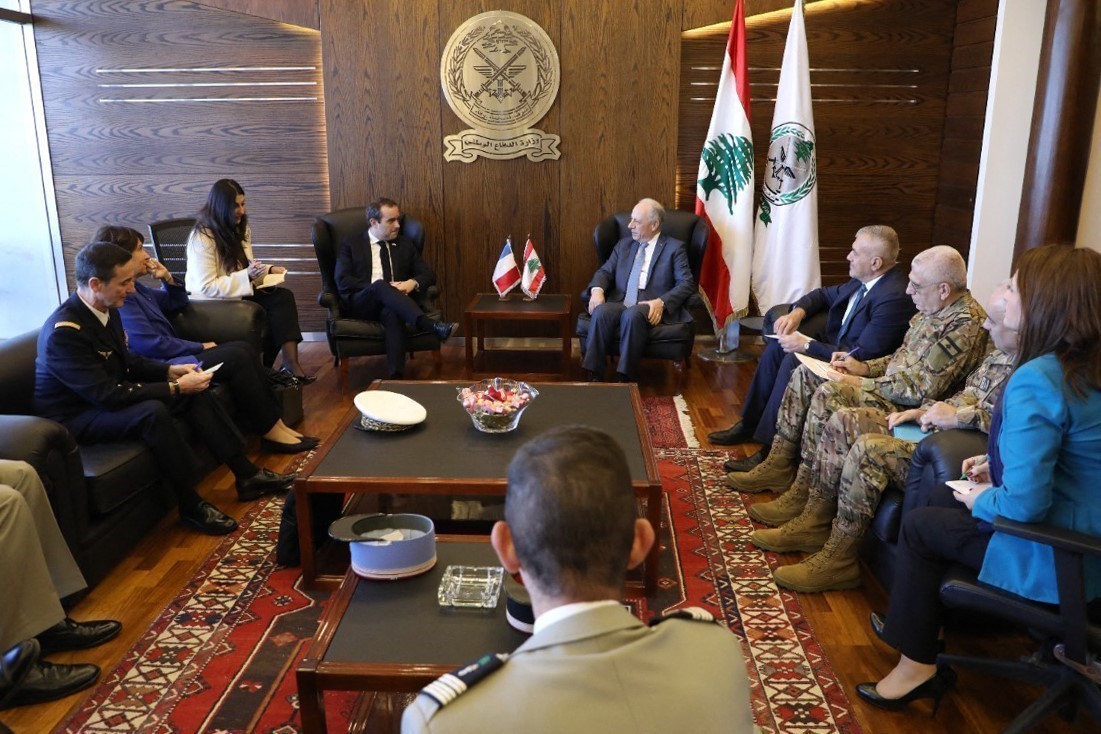 Bộ trưởng Quốc phòng Pháp Sebastien Lecornu (giữa, trái) và người đồng cấp Liban Maurice Sleem (giữa, phải) tại cuộc gặp ở Beirut ngày 2/1. (Nguồn: AFP)