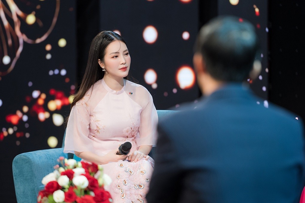 MC-Á hậu Thụy Vân chọn sắc hồng, đỏ trong chương trình Gặp gỡ diễn viên truyền hình