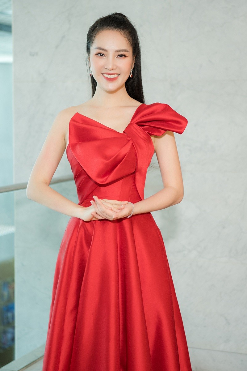 MC-Á hậu Thụy Vân chọn sắc hồng, đỏ trong chương trình Gặp gỡ diễn viên truyền hình