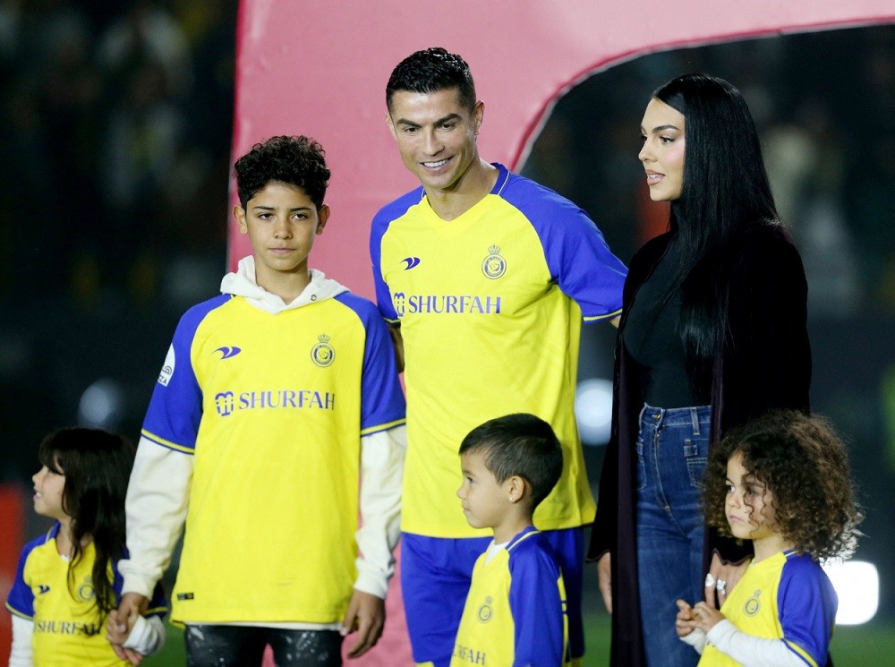Tối 3/1, C. Ronaldo có mặt tại SVĐ Mrsool Park ra mắt các CĐV của Al Nassr. Siêu sao người Bồ Đào Nha đi cùng bạn gái Georgina và 4 con.
