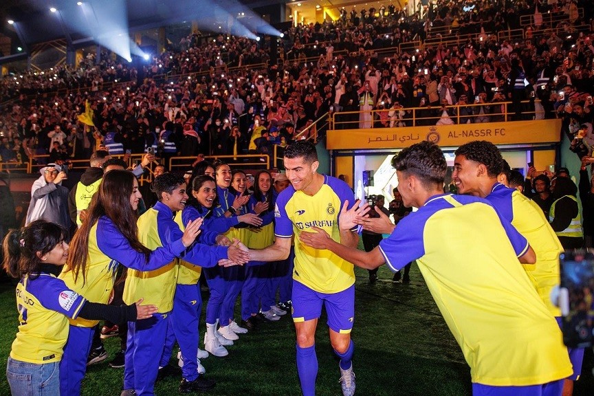Georgina Rodriguez   và các con bên Ronaldo ngày ra mắt Al Nassr