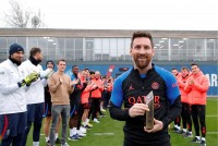 Lionel Messi trở lại, các thành viên PSG xếp hàng chào đón