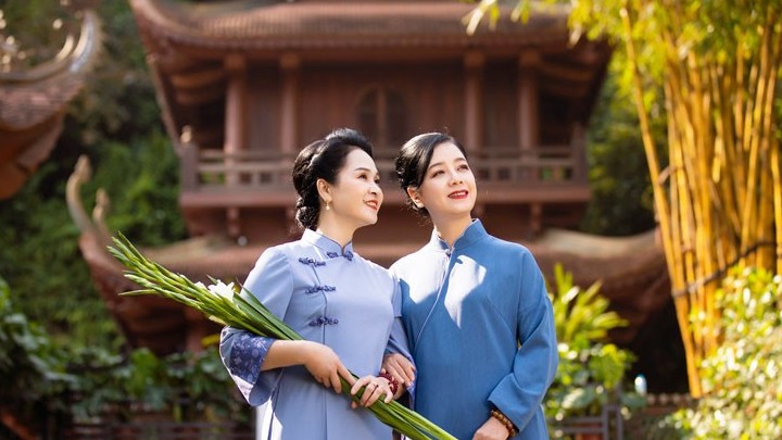 Dung nhan trẻ đẹp của NSND Lan Hương và NSƯT Chiều Xuân trong trang phục truyền thống đi lễ chùa