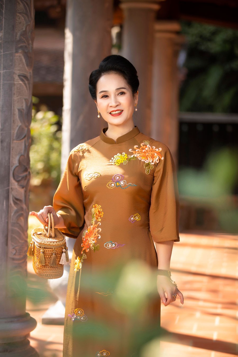 Dung nhan trẻ đẹp của NSND Lan Hương và NSƯT Chiều Xuân trong trang phục truyền thống đi lễ chùa