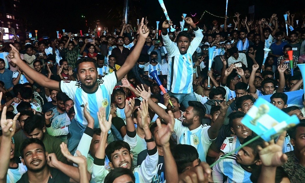 Người Bangladesh ăn mừng mỗi khi đội tuyển Argentina ghi bàn. (Nguồn: AFP)