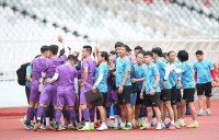HLV Park Hang Seo tận tâm với các cầu thủ Việt Nam trên sân tập Gelora Bung Karno