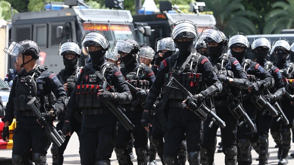 Hình ảnh lực lượng an ninh Indonesia triển khai bảo vệ trận đấu bán kết AFF Cup 2022