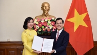 Thứ trưởng Ngoại giao Hà Kim Ngọc trao quyết định tiếp nhận và bổ nhiệm cấp Vụ