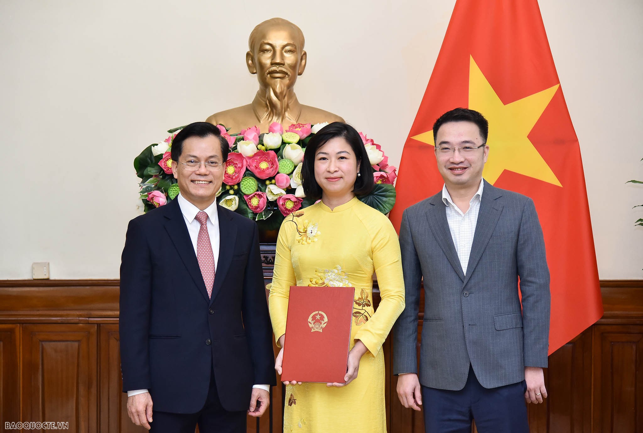 Thứ trưởng Ngoại giao Hà Kim Ngọc trao quyết định tiếp nhận và bổ nhiệm cấp Vụ