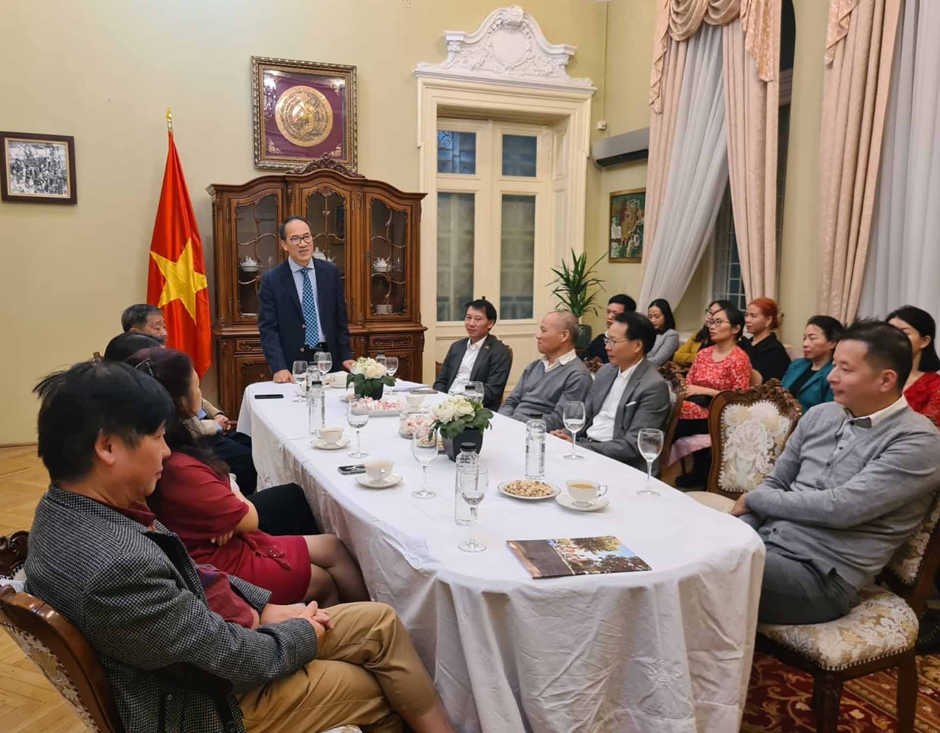 Đại sứ Đỗ Đức Thành biểu dương, đánh giá cao kết quả hoạt động của Cộng đồng, các hội đoàn người Việt tại Romania.