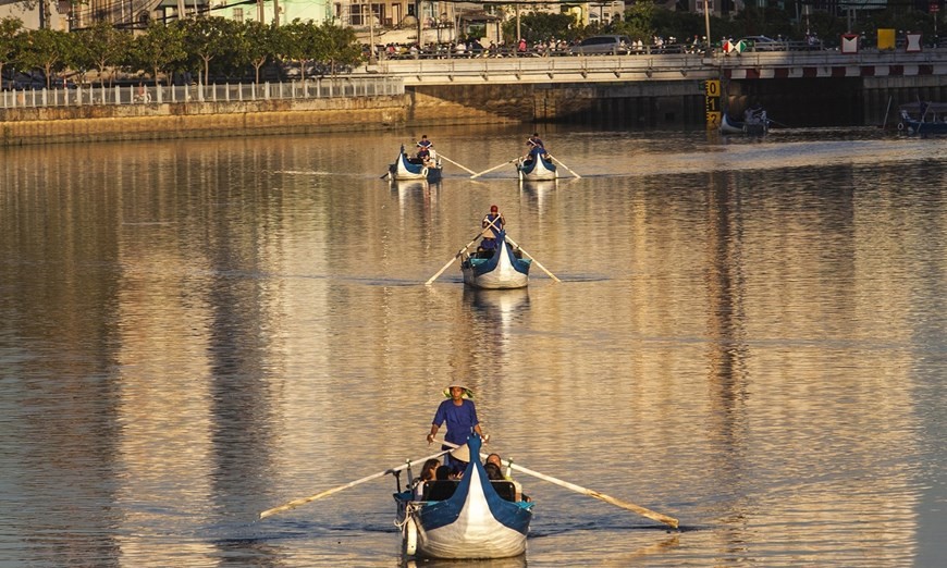 A way to discover the city - taking a ride along Nhieu Loc Canal. (Photo: VNP)