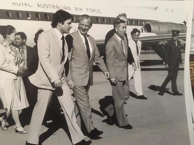 Đại sứ John McCarthy (thứ ba từ trái sang) tháp tùng Bộ trưởng Bộ Ngoại giao Nguyễn Cơ Thạch tại Canberra. (Ảnh: Đại sứ quán Australia cung cấp)
