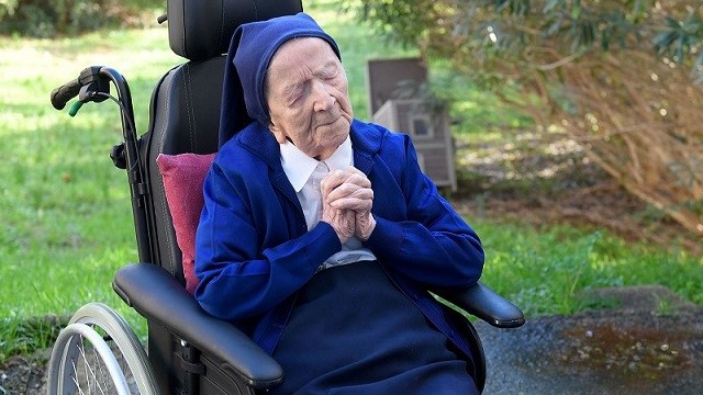 Cụ bà cao tuổi nhất thế giới chia sẻ bí quyết sống lâu từ thói quen ăn uống